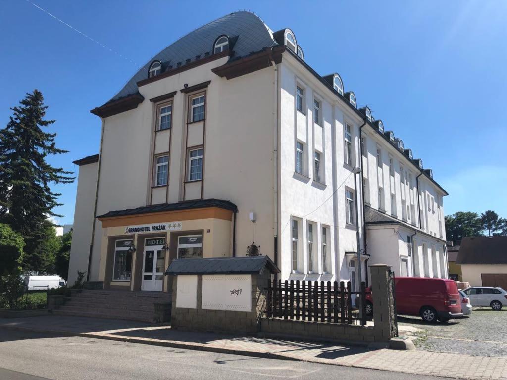 Grandhotel Nový Bor 外观 照片
